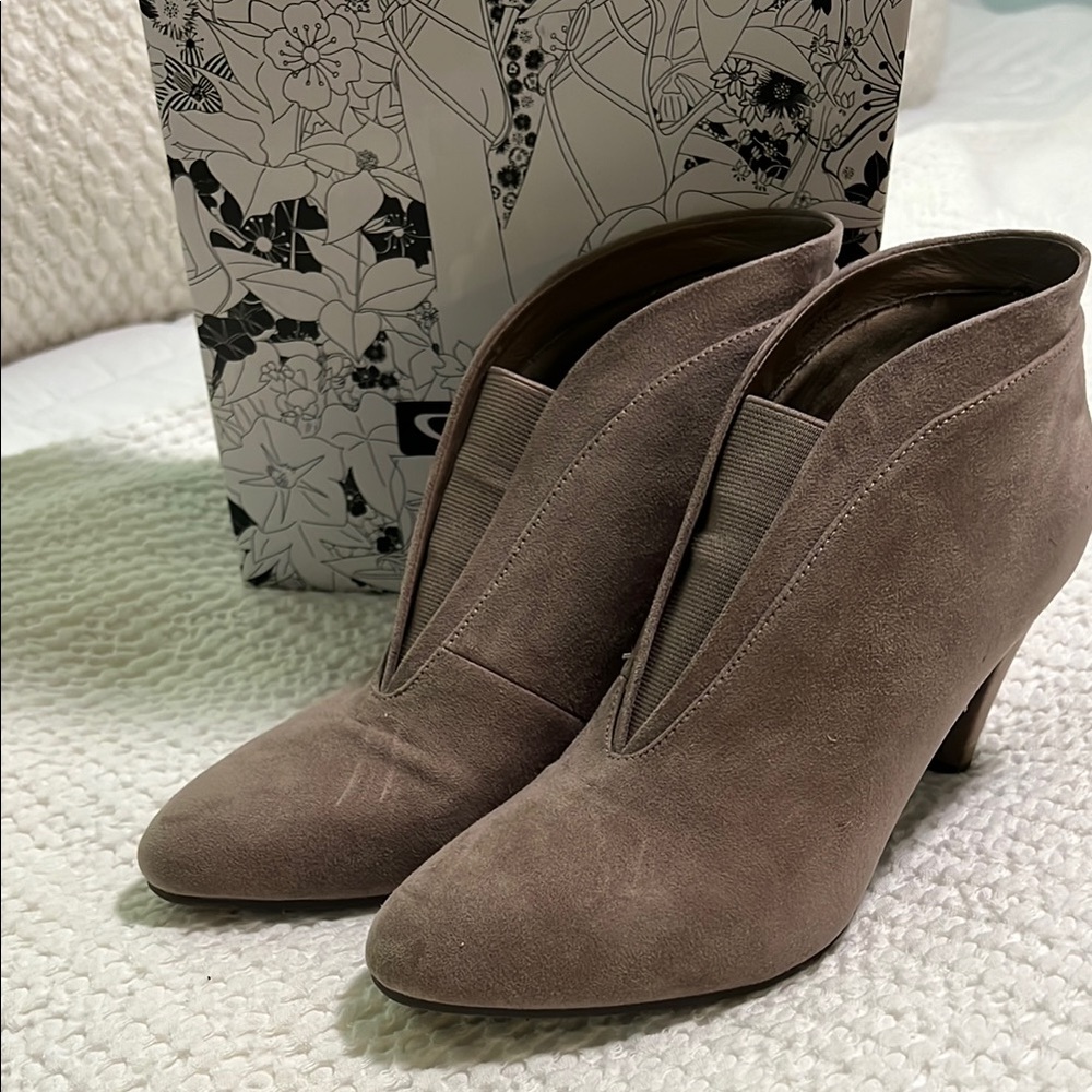Chinese Laundry Tan Heeled Boots with Sleek Design